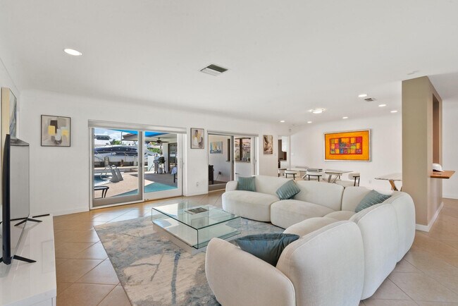 Building Photo - 3080 NE 43rd St