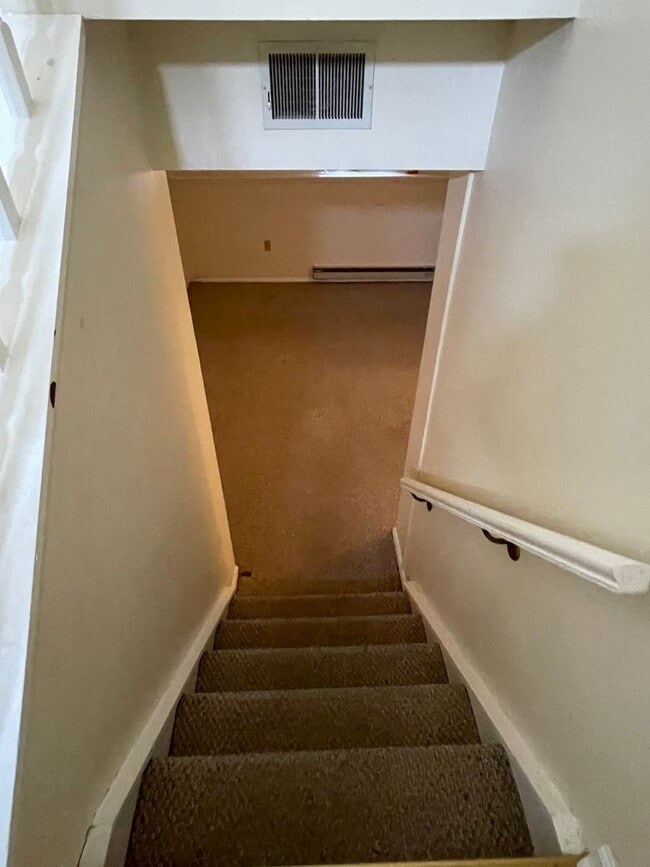 Building Photo - Modern Liverpool Townhouse with Garage, Deck & Stylish Finishes