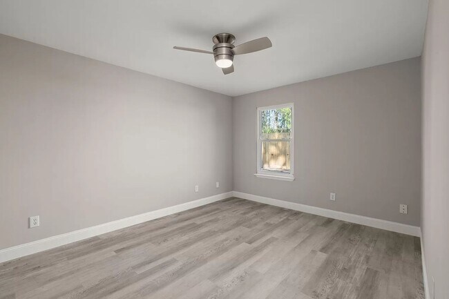 Building Photo - Modern Comfort Meets Suburban Convenience ...