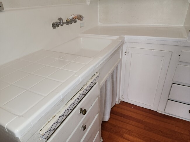 Building Photo - 126 N Almont Dr