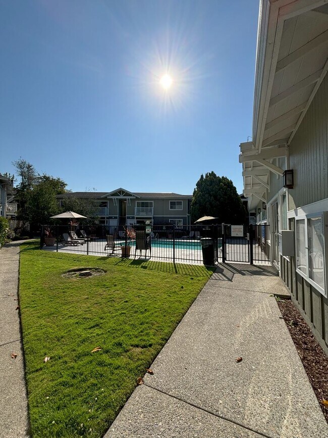 Building Photo - Beautiful 2Br/1Ba Condo by the Beach