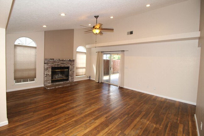 Building Photo - Cute NE Fresno Home near SHopping, Schools and Resturants