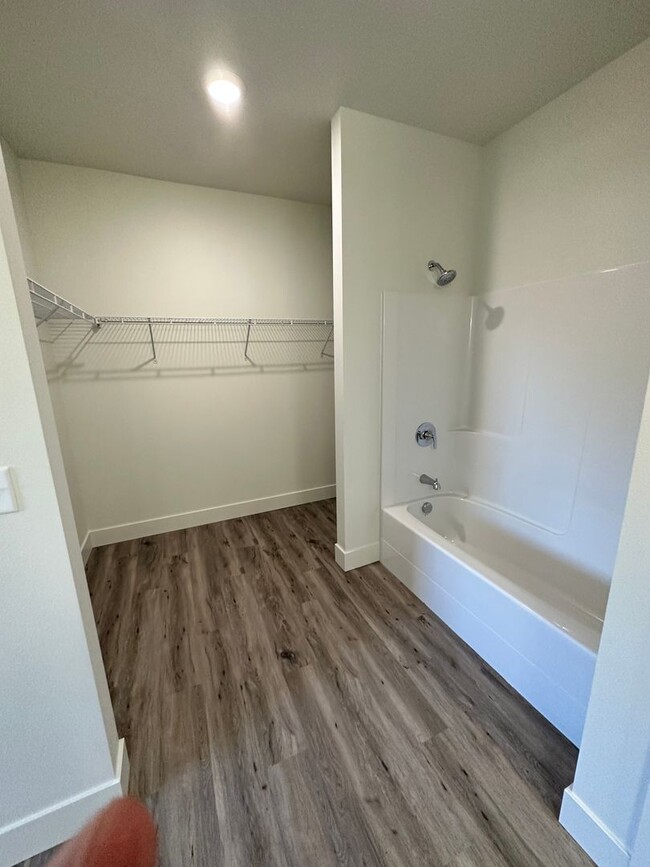 Building Photo - Gorgeous brand new build PET FRIENDLY house