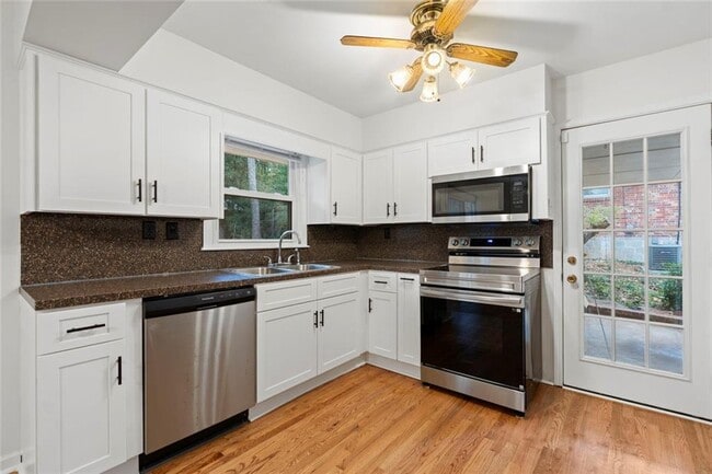 Building Photo - 2630 Warwick Cir NE