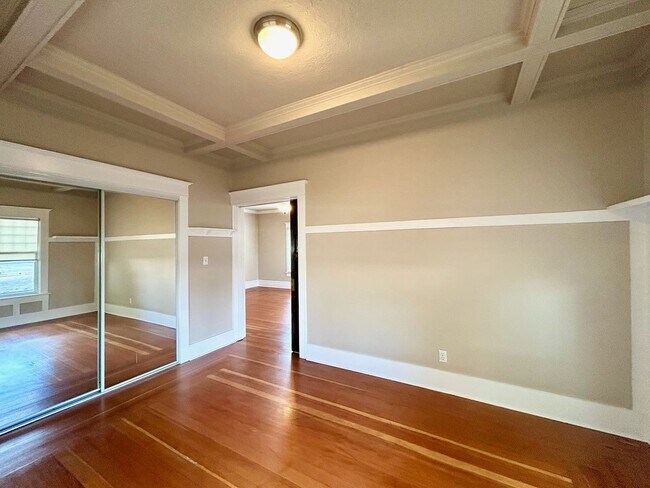 Building Photo - 2156 6th Ave W