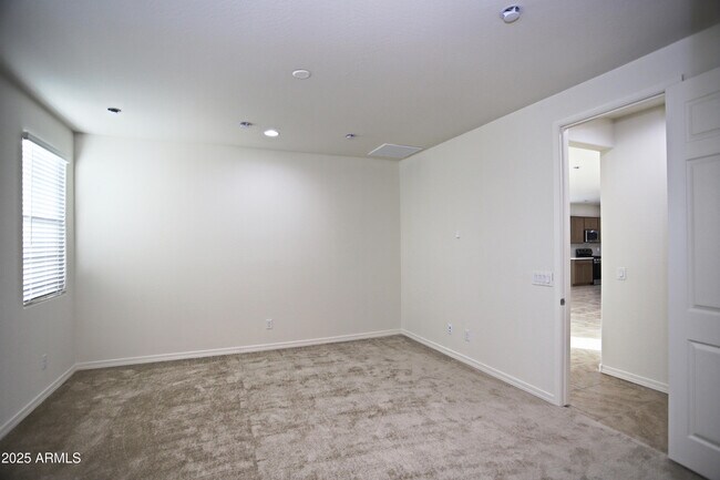 Building Photo - 1005 W Finch Dr