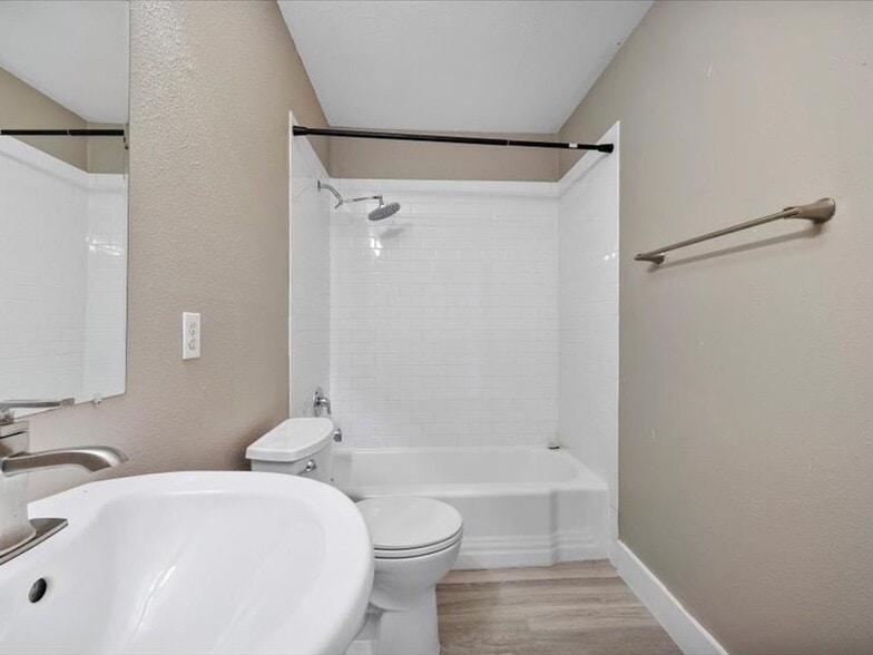 Guest Bath - 2303 East Side Dr