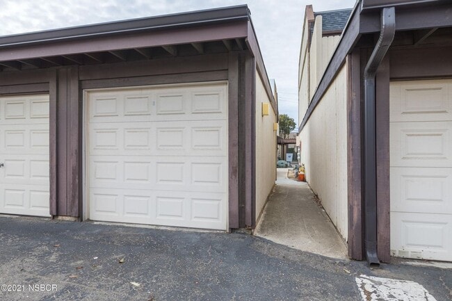 Building Photo - Updated One Bedroom Townhome in Convenient Location!