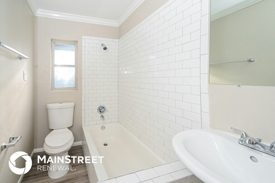 Building Photo - 3750 28th Ave N