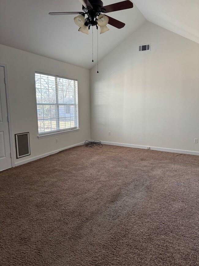 Building Photo - Charming 3 bedroom,  2 Bathroom