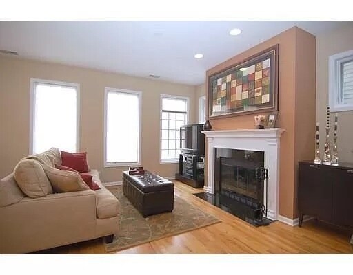 Building Photo - 841 W Buckingham Pl