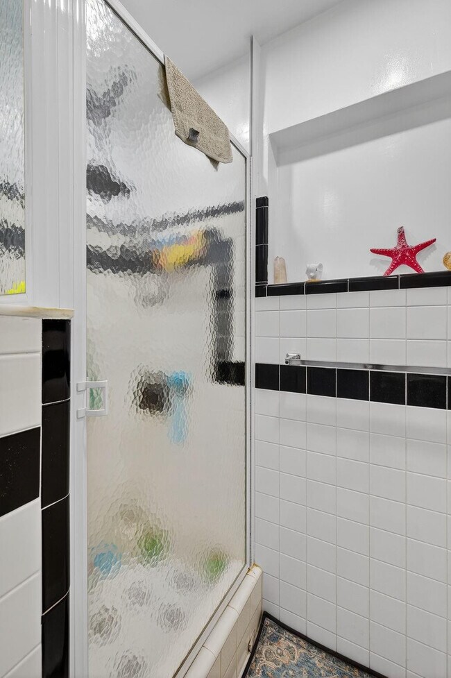 Building Photo - 1570 NE 30th Pl