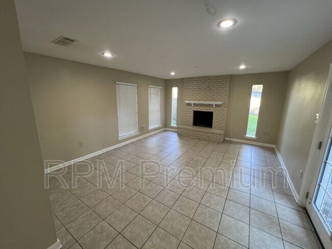 Building Photo - 3280 Crestaire Dr