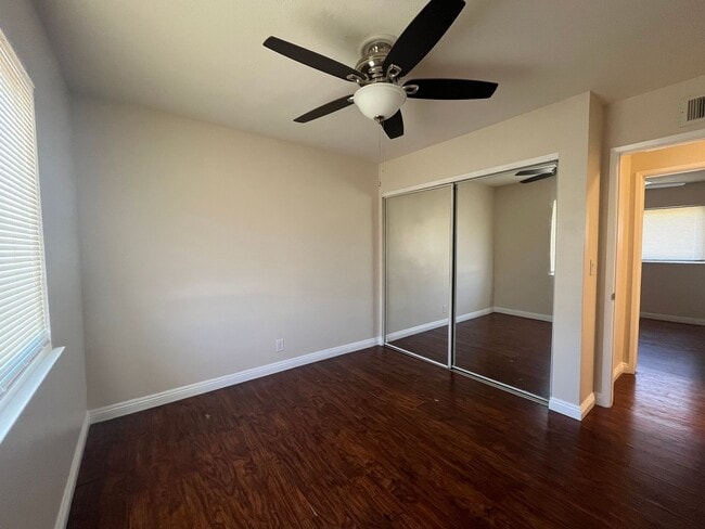 Building Photo - 4 bedroom 2bathroom Home Available now!