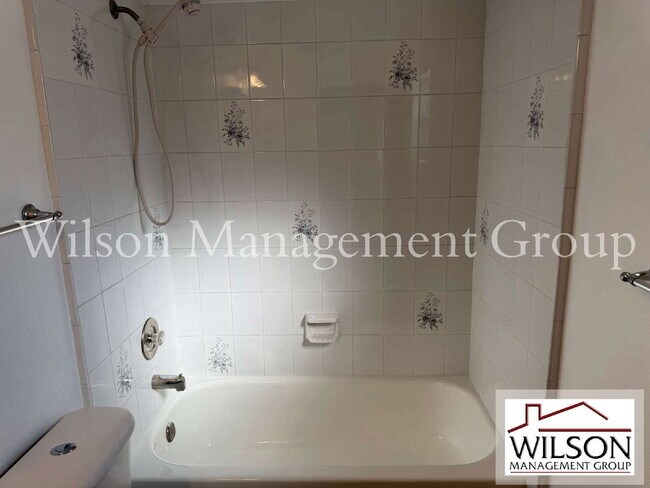 Building Photo - 1420 Flamingo Dr