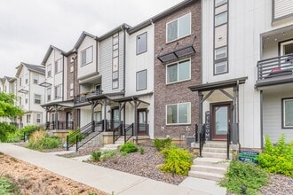 Building Photo - Immaculate, Well-Maintained 3 bed/3.5 Bath...