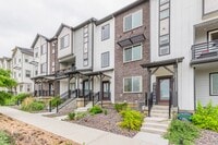 Building Photo - Immaculate, Well-Maintained 3 bed/3.5 Bath...