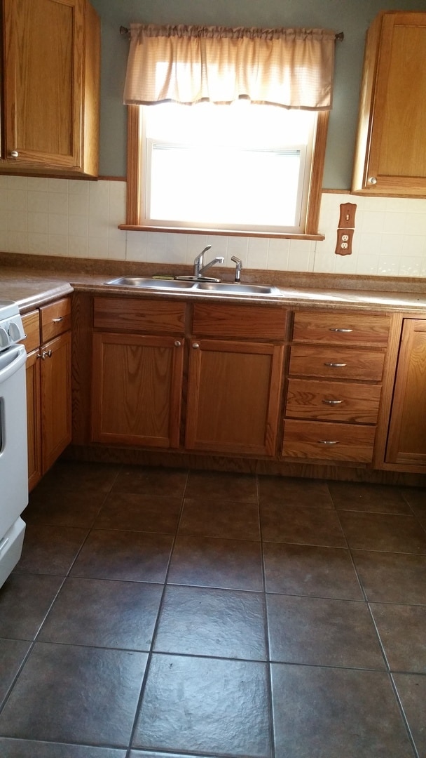 Building Photo - Great 3BR, 1BTH, 1 car att gar, ranch styl...