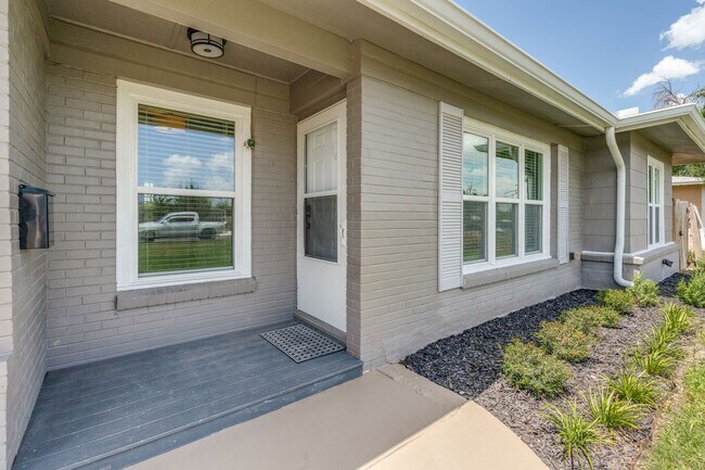 Building Photo - Charming 2-Bedroom Home with Updated Kitch...