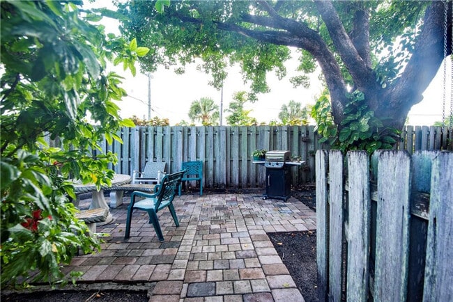 Building Photo - 530 NE 15th Ct