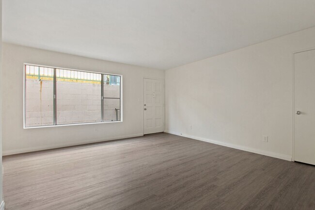 Building Photo - 848 7th St