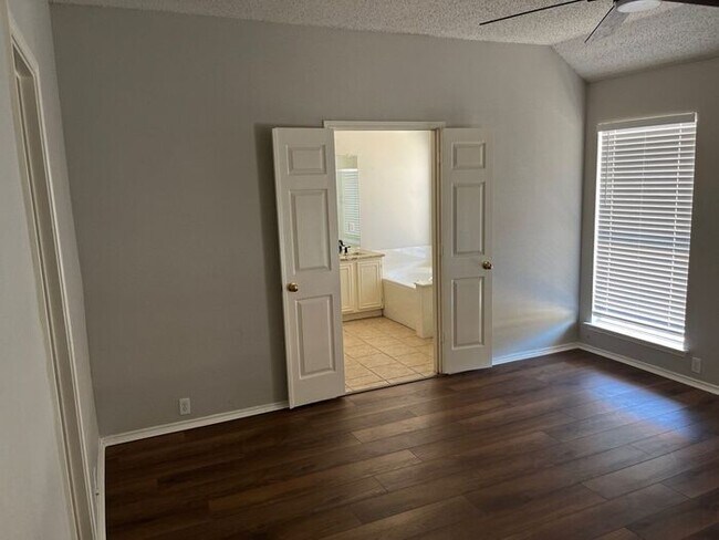 Building Photo - Bright & Inviting Home with Walk-In Closet...