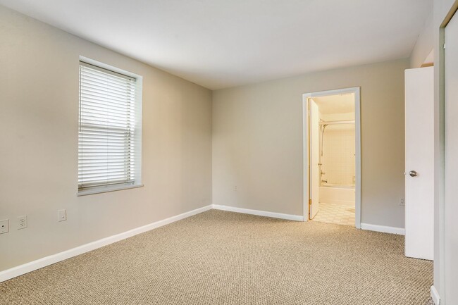 Building Photo - 1 Bedroom Meridian Hill Oasis - Parking In...