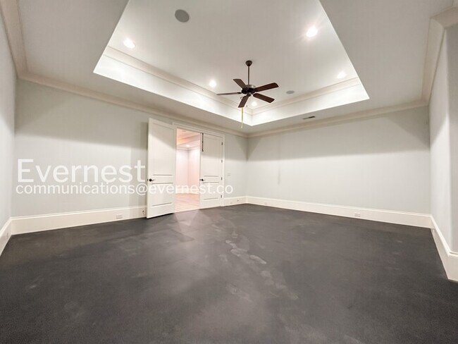 Building Photo - Spacious 7 Bed/8 Bath Home with Garage / Pet-Friendly / Available Now!