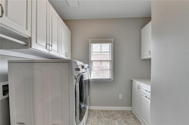 Building Photo - 11653 Parkside Ave