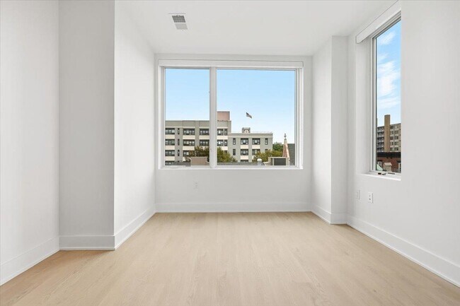 Building Photo - 303 Madison St