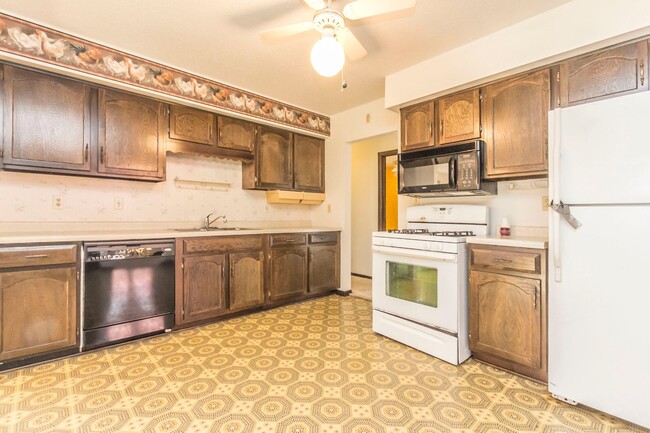 Building Photo - 3 Bedroom 2 Bath Home for Rent Indianola, ...
