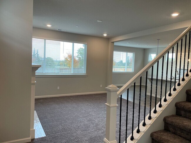 Building Photo - Lovely 4 Bed 2.5 Bath Home! Located near t...