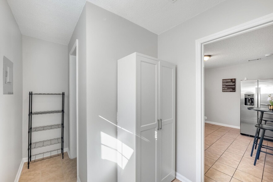 Building Photo - 1204 Glenarden Dr