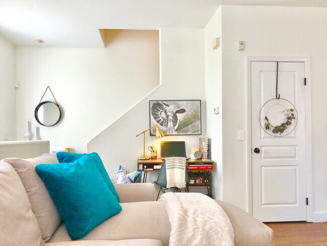 Building Photo - Beautifully Upgraded & Appointed End Condo...