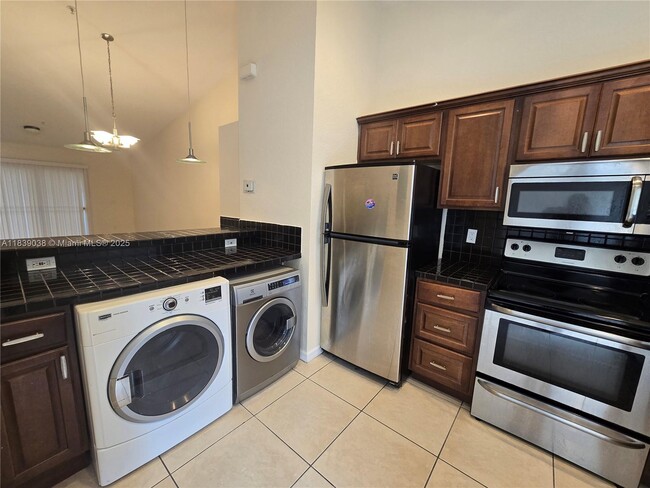 Building Photo - 3906 SW 48th Ave