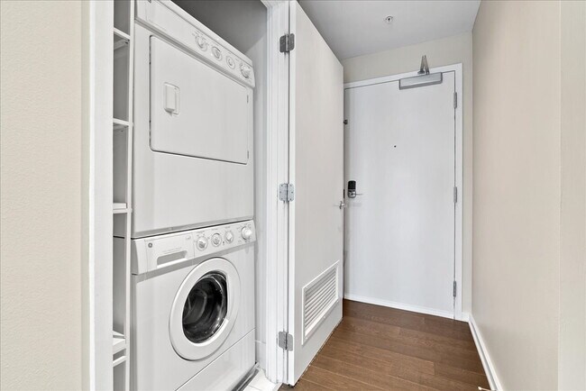 Building Photo - Experience Luxury Living in the Heart of C...