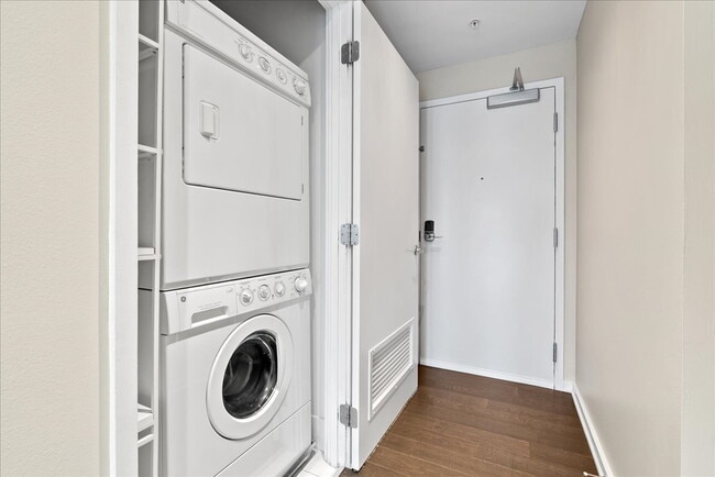 Building Photo - Experience Luxury Living in the Heart of Clarendon