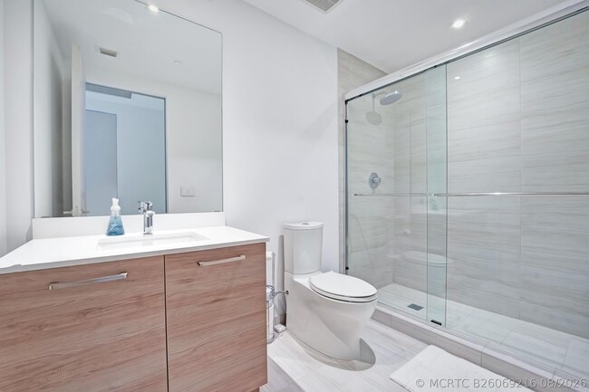 Building Photo - 5000 Island Estates Dr