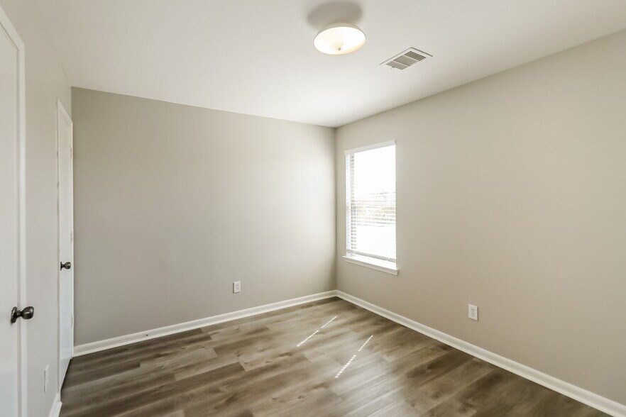 Building Photo - 7627 Cypress Edge Dr