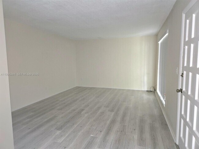 Building Photo - 10784 N Kendall Dr