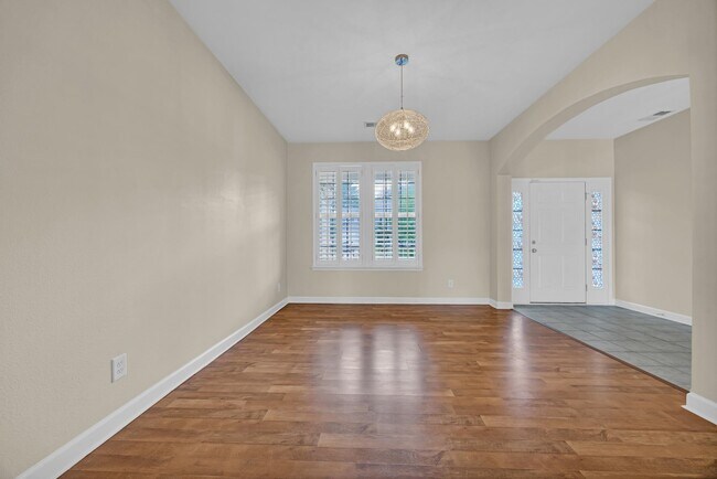 Building Photo - 101 Zinnia Dr