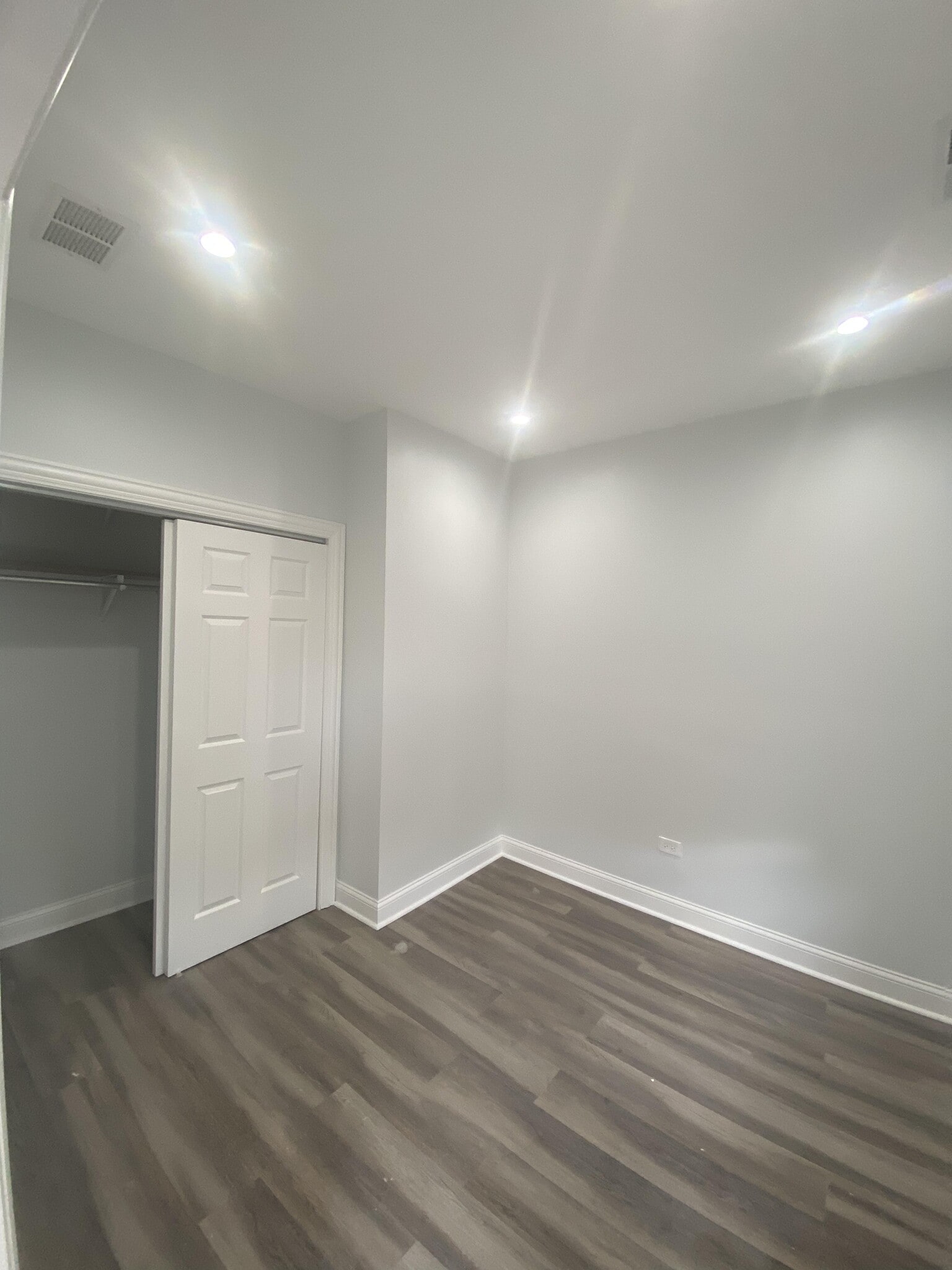 Building Photo - 3840 W Diversey Ave