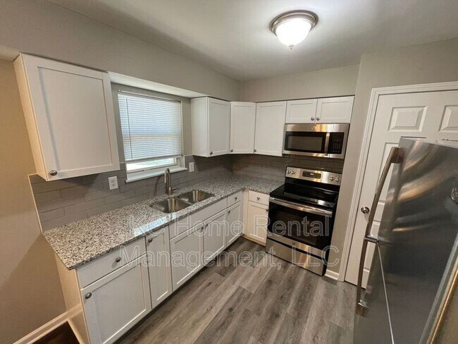 Building Photo - 706 NE Orchard Dr