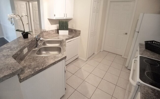 Building Photo - Beautiful 1/1 Wood Floors Condo at The Cre...