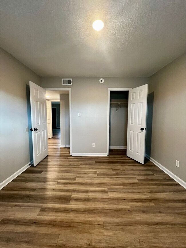 Building Photo - Live Where Memphis Comes Alive – 2BR Apartment Near U of M