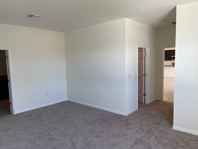 Building Photo - Stunning and spacious Single Family Home!