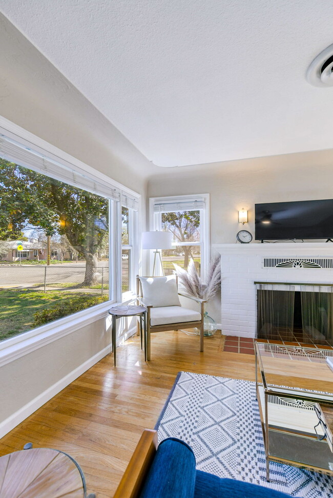 Living Room - 1654 Verda St