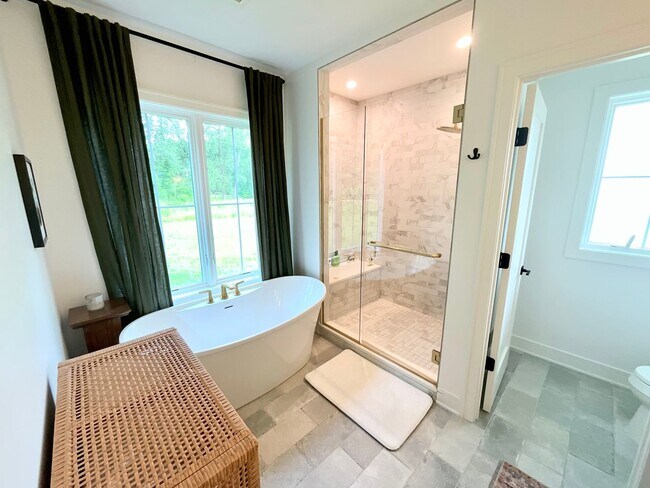 Building Photo - 3-bedroom, 2.5 bathroom furnished home in Saint Joseph