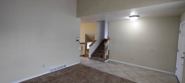 Building Photo - Great location Quaint Orem Home w 2 car ga...