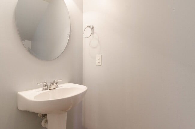 Building Photo - "Charming 3-Bedroom Home with 2 Full Baths in Beautiful Belmont!"